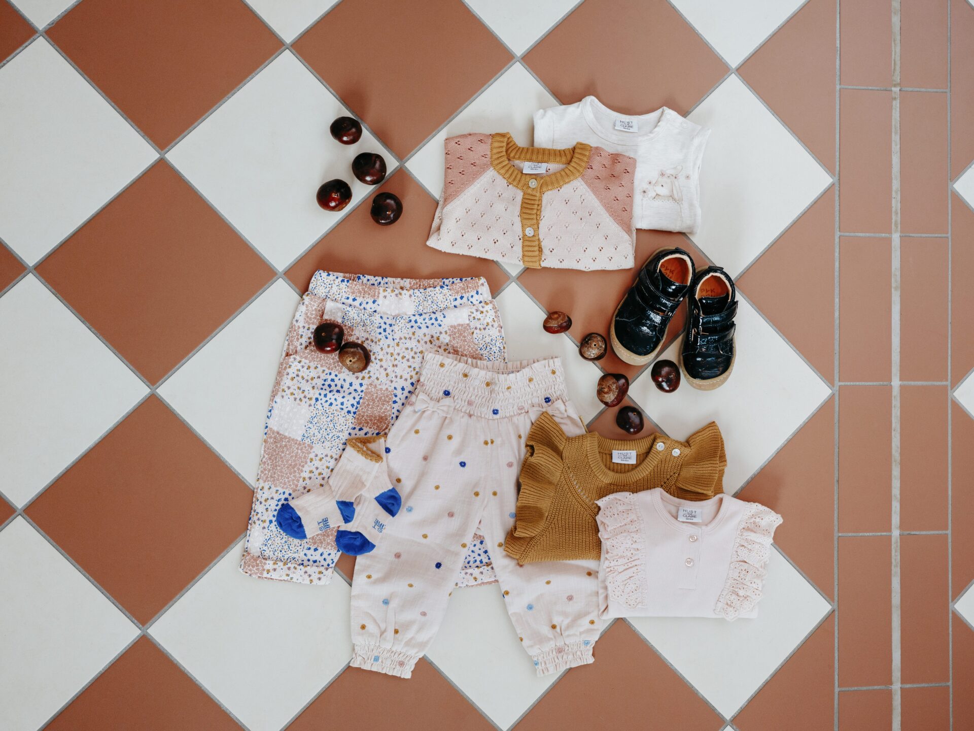 Zachte katoenen broek met geborduurde bloemen