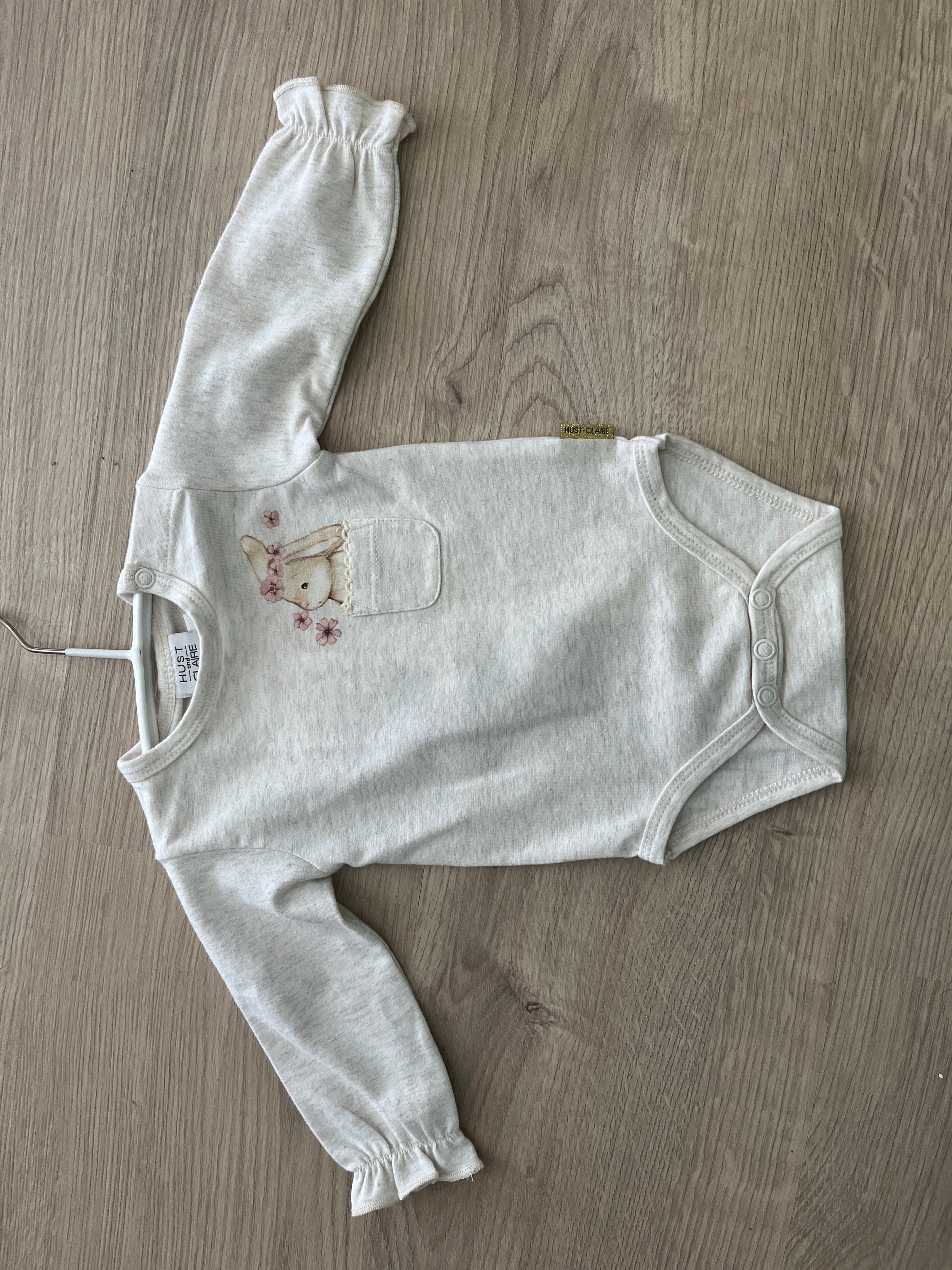 Mooie body van Hust&Claire met een lief konijntje in het bovenzakje