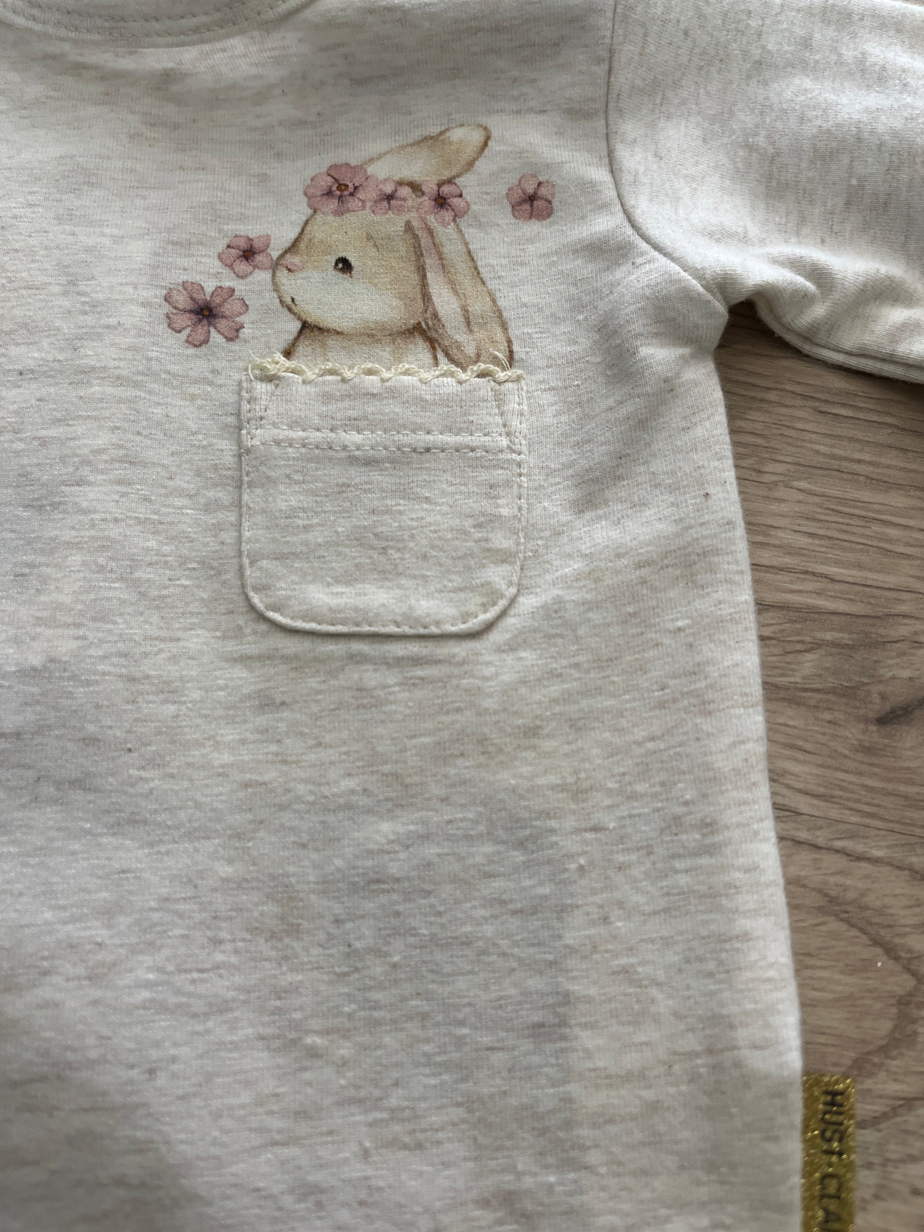 Mooie body van Hust&Claire met een lief konijntje in het bovenzakje