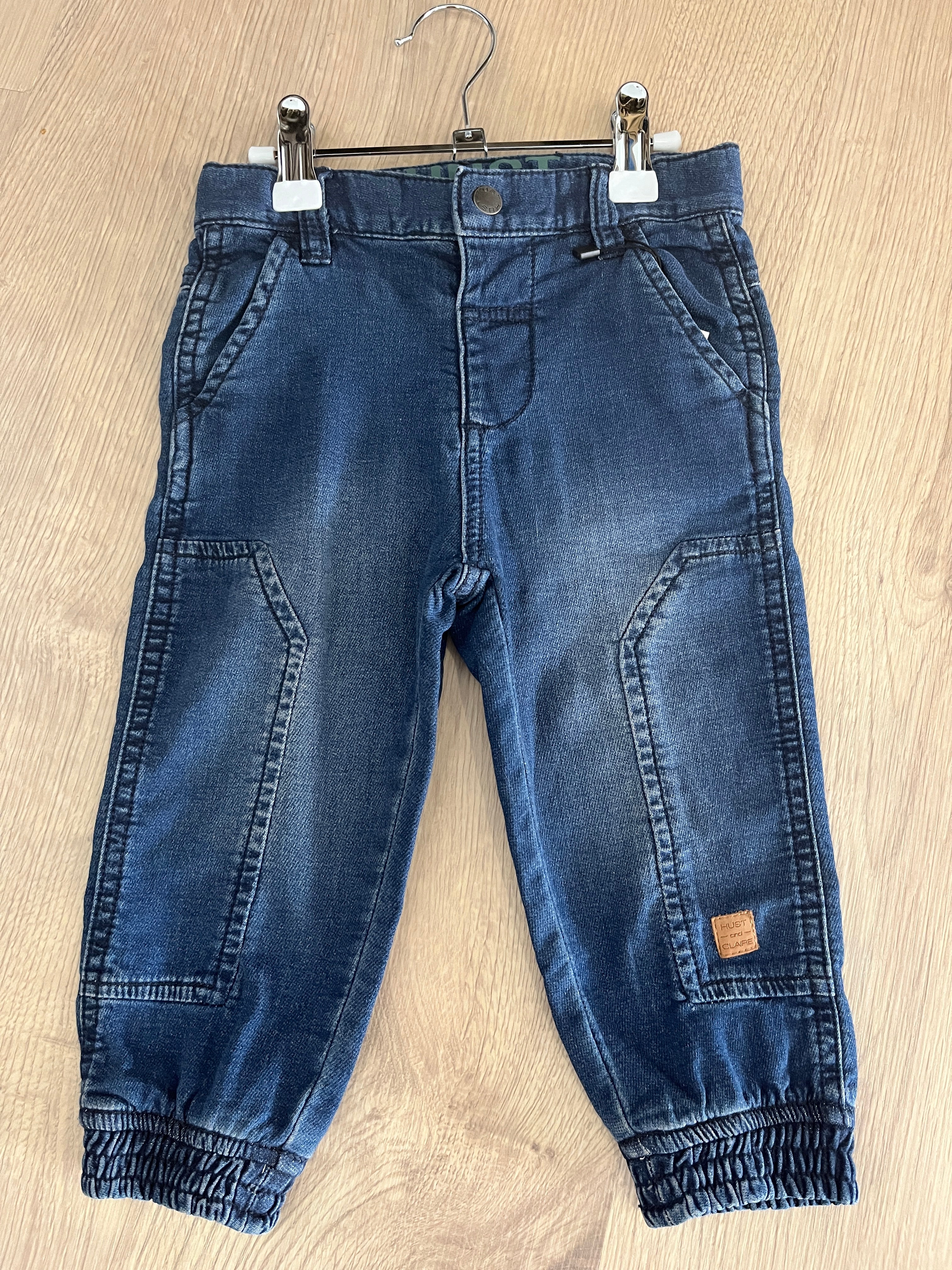 Jeansbroek met rekkers aan de enkels