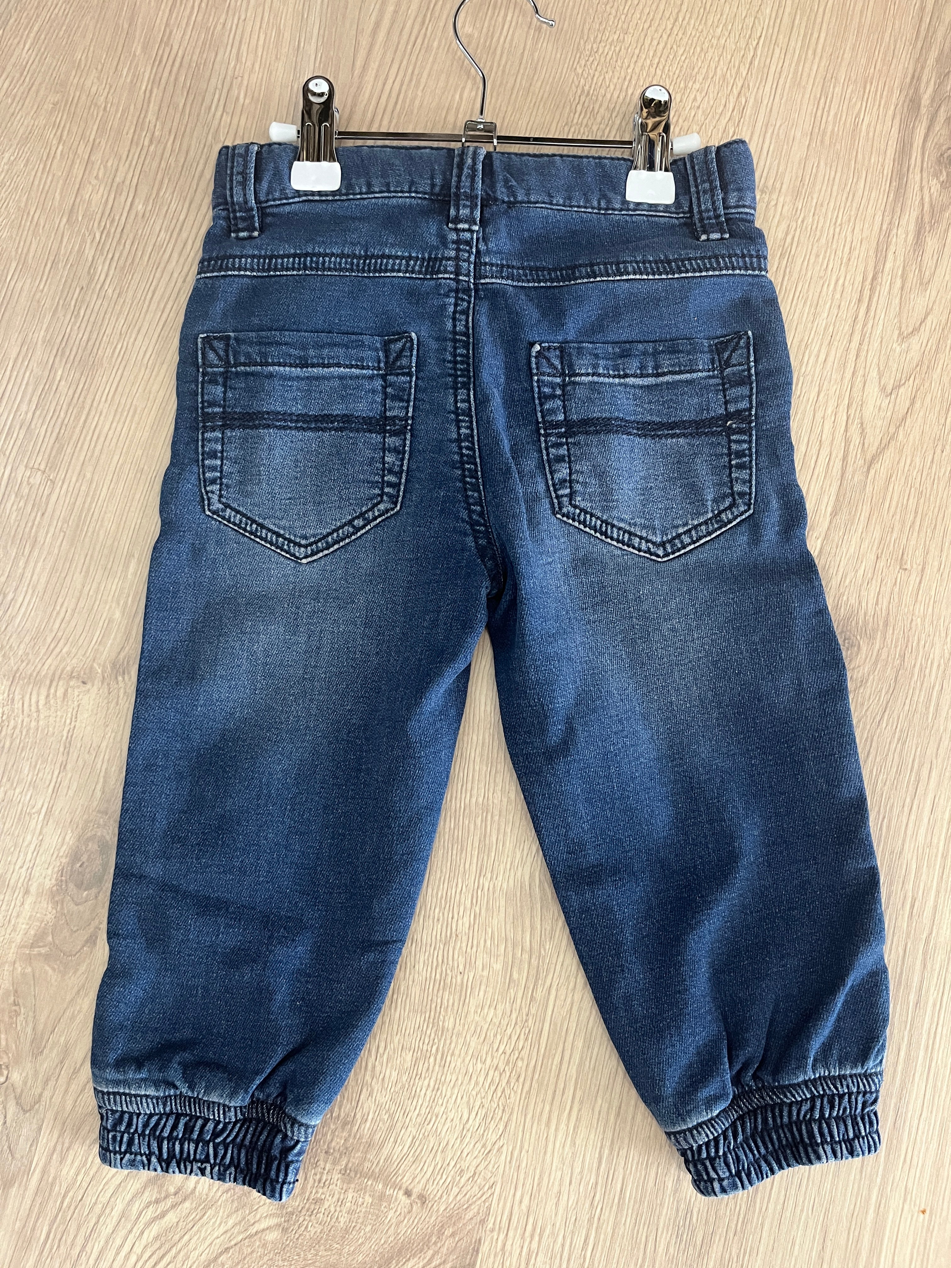 Jeansbroek met rekkers aan de enkels