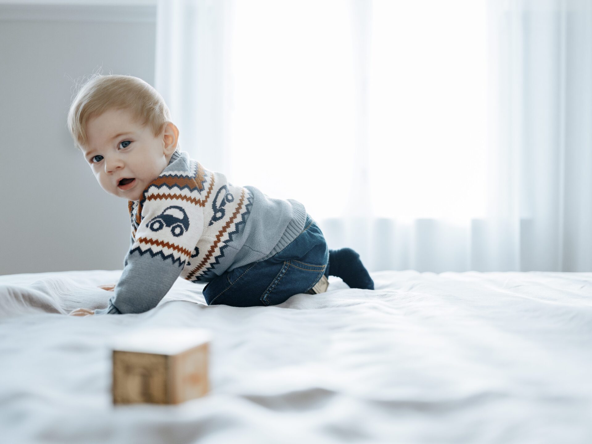 Gebreide trui met auto's