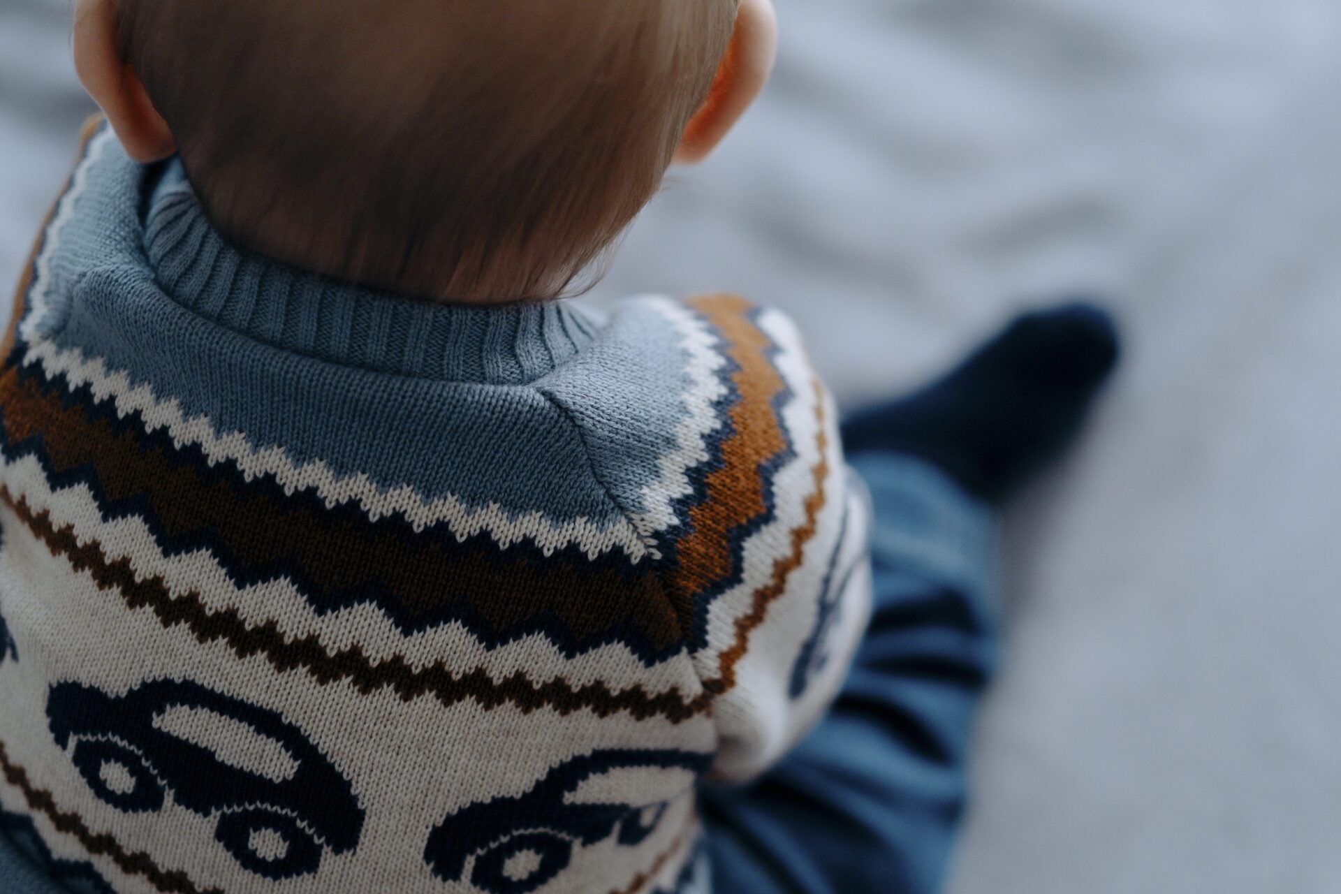 Gebreide trui met auto's