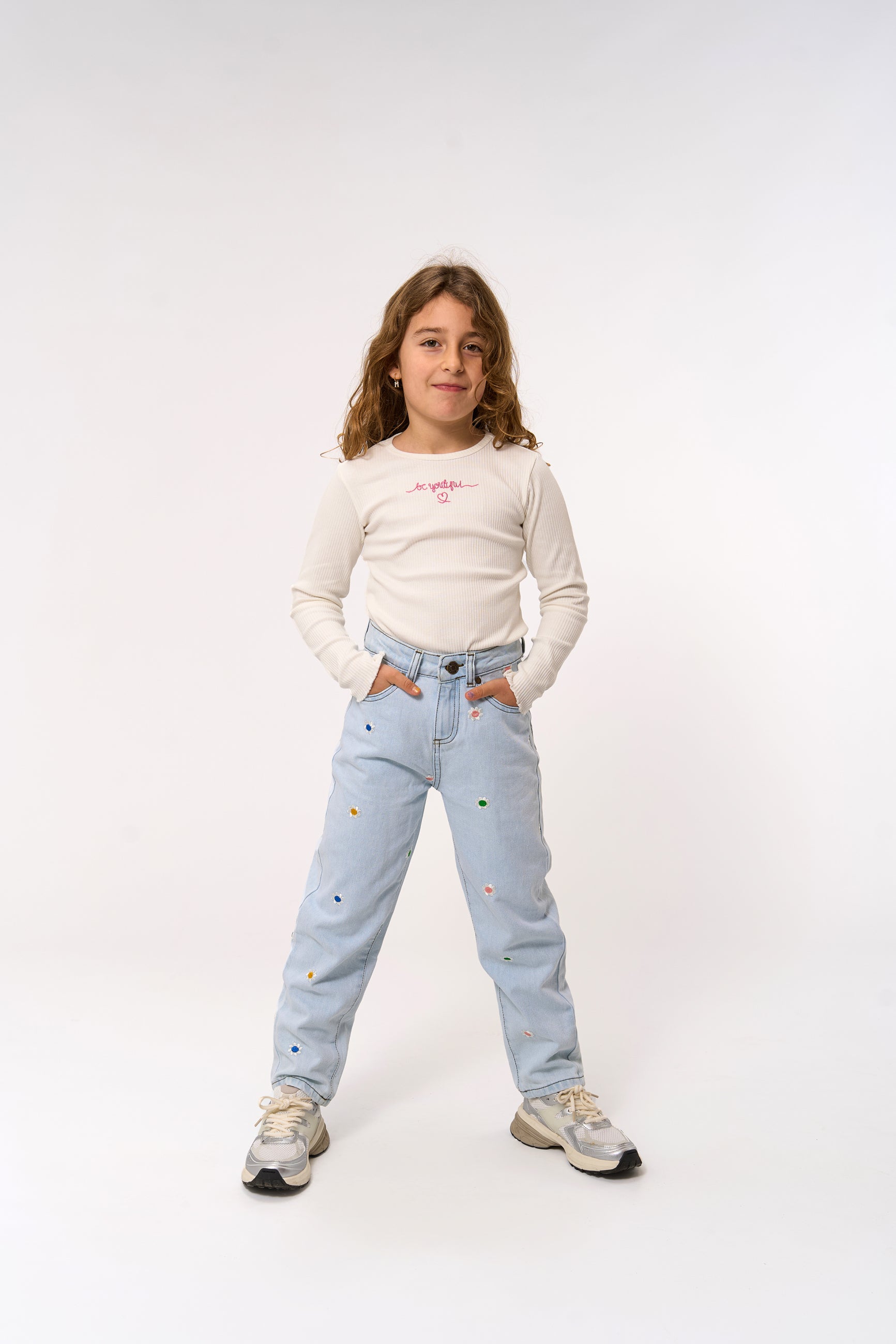 👖 TNPorscha Mom Fit Jeans – Light Blue Denim met Bloemenborduursel