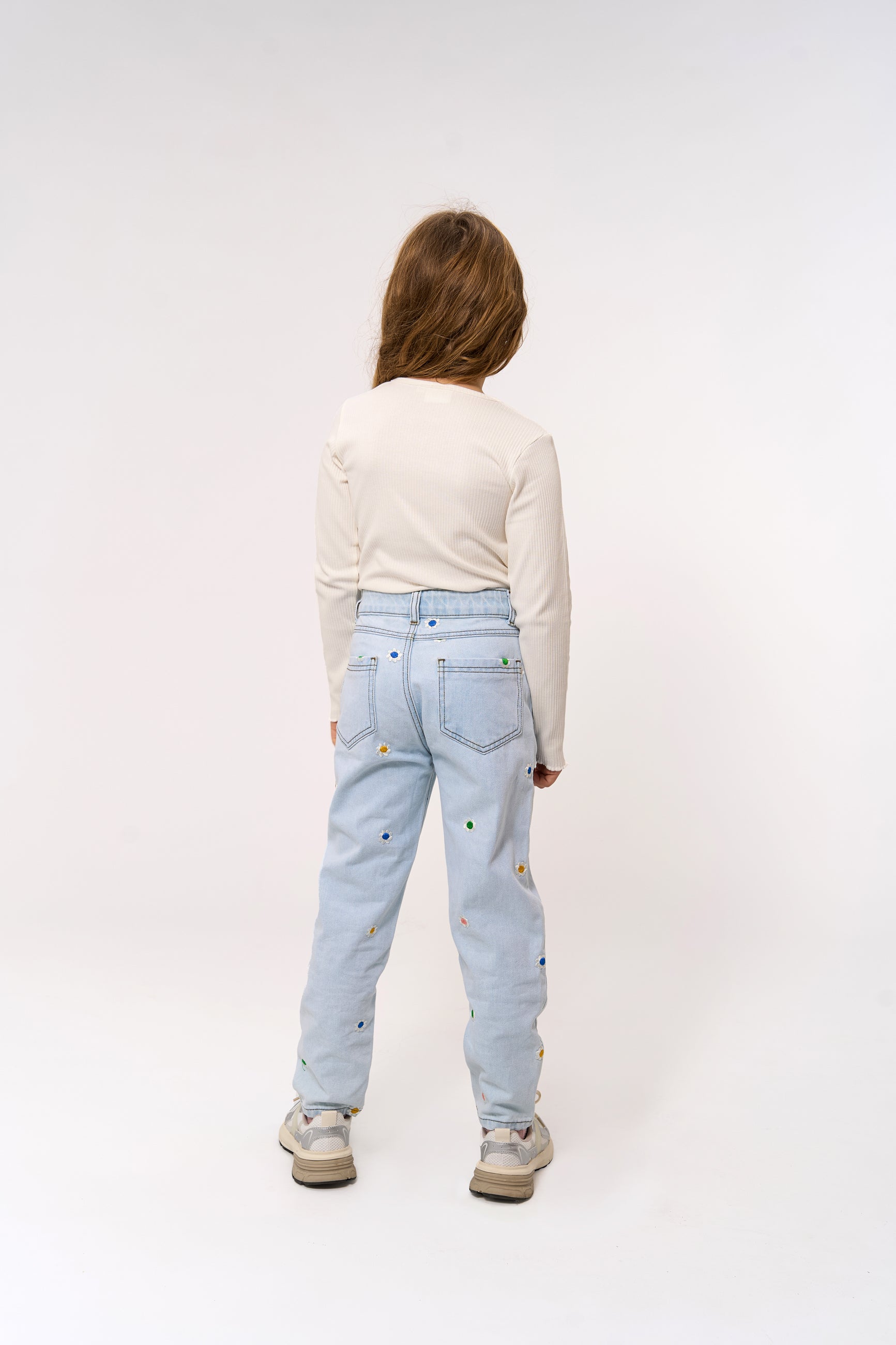 👖 TNPorscha Mom Fit Jeans – Light Blue Denim met Bloemenborduursel