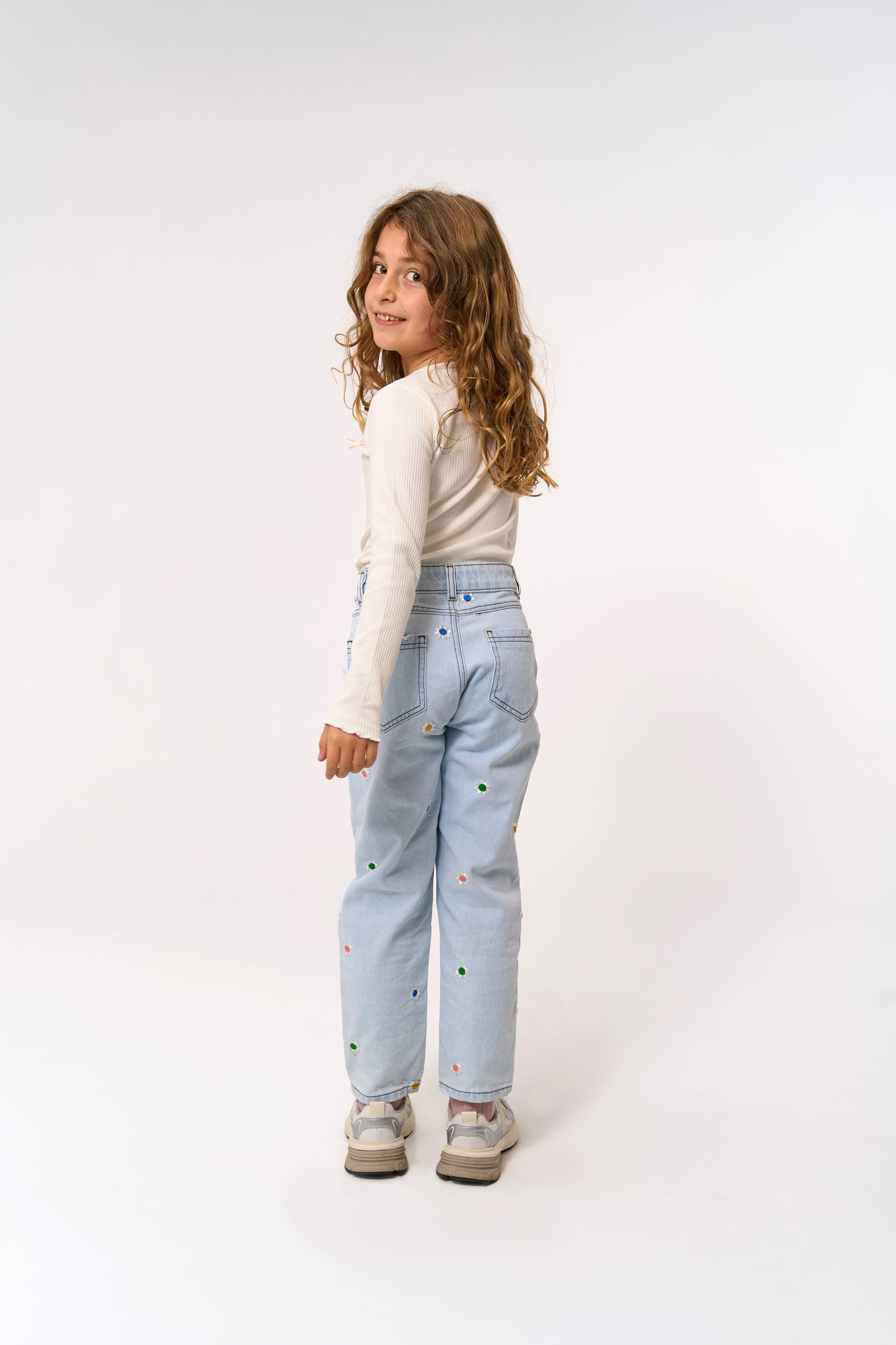 👖 TNPorscha Mom Fit Jeans – Light Blue Denim met Bloemenborduursel