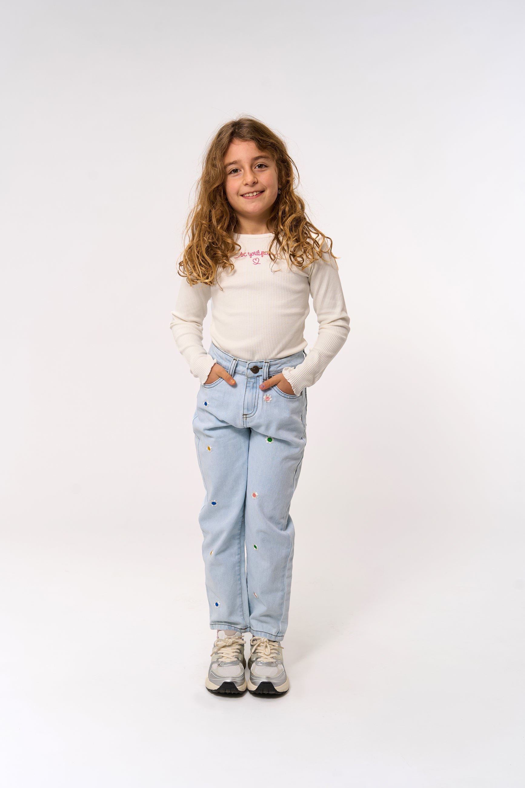 👖 TNPorscha Mom Fit Jeans – Light Blue Denim met Bloemenborduursel
