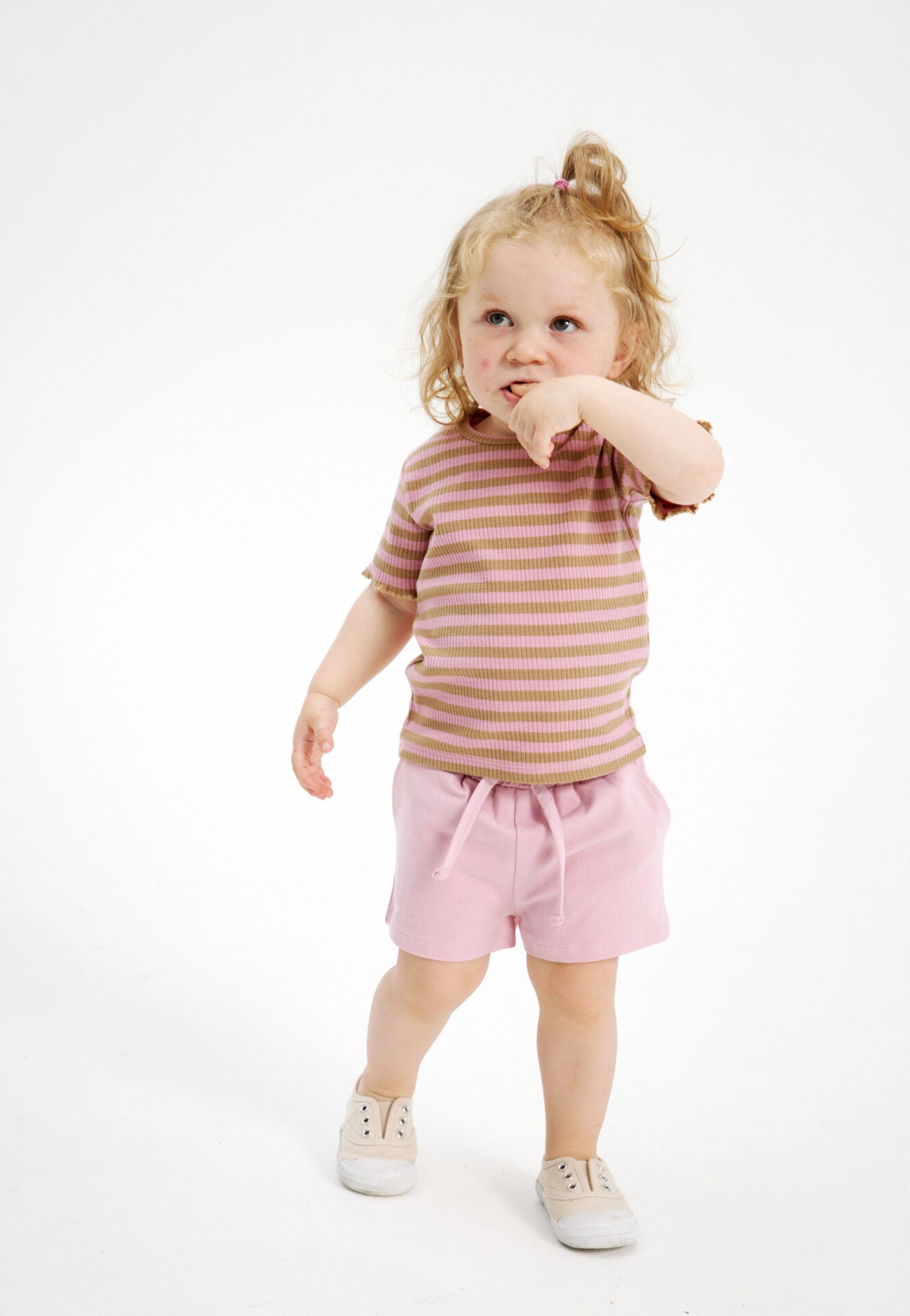 Effenkleurige roze short