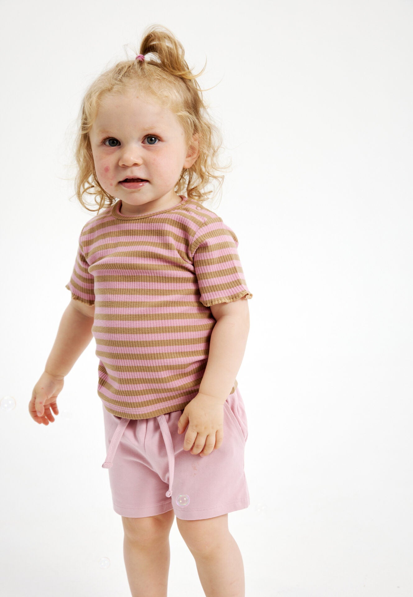 Effenkleurige roze short