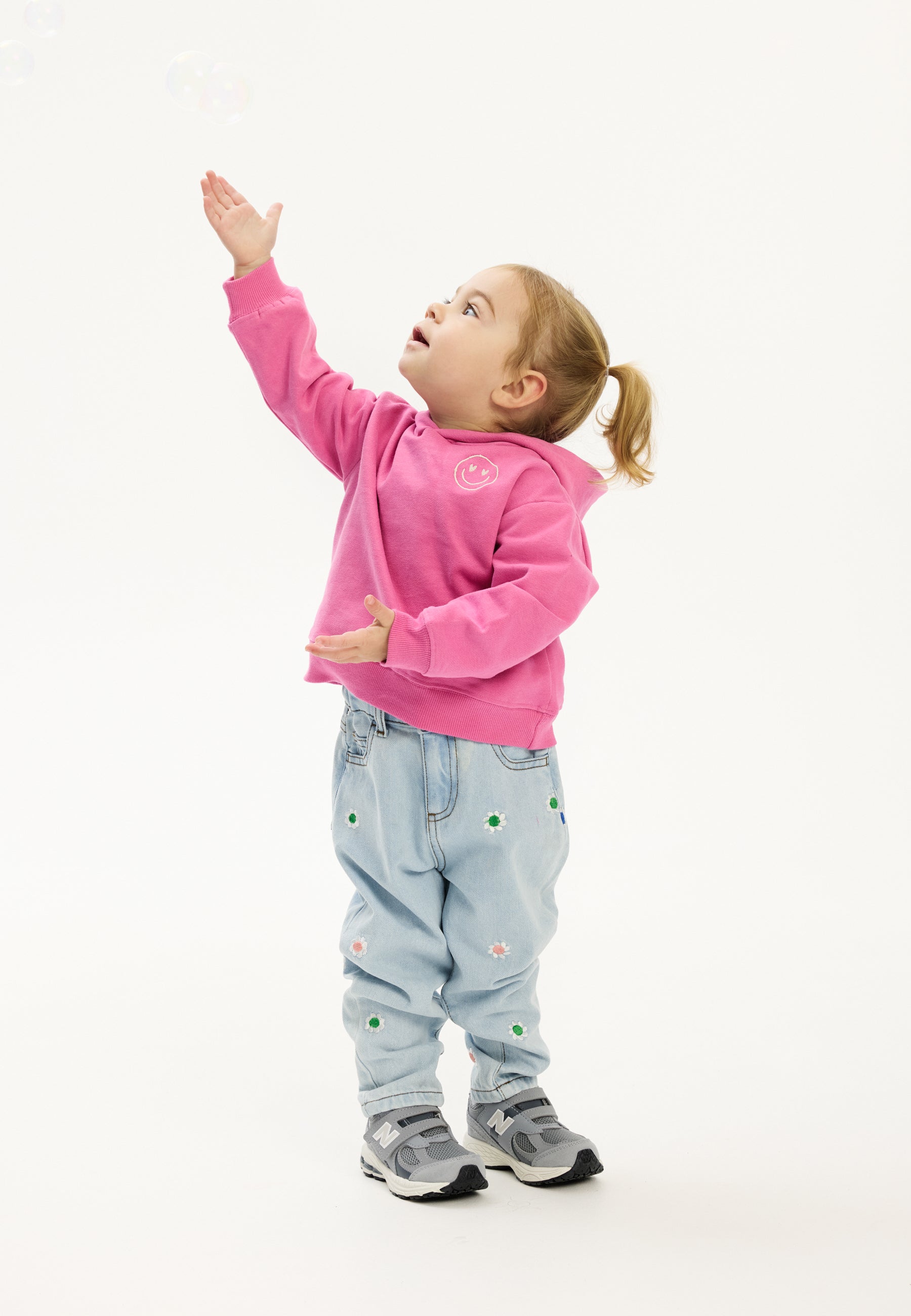 🌼 Portia Carrot Jeans – Light Blue Denim met Bloemetjes | The New Siblings