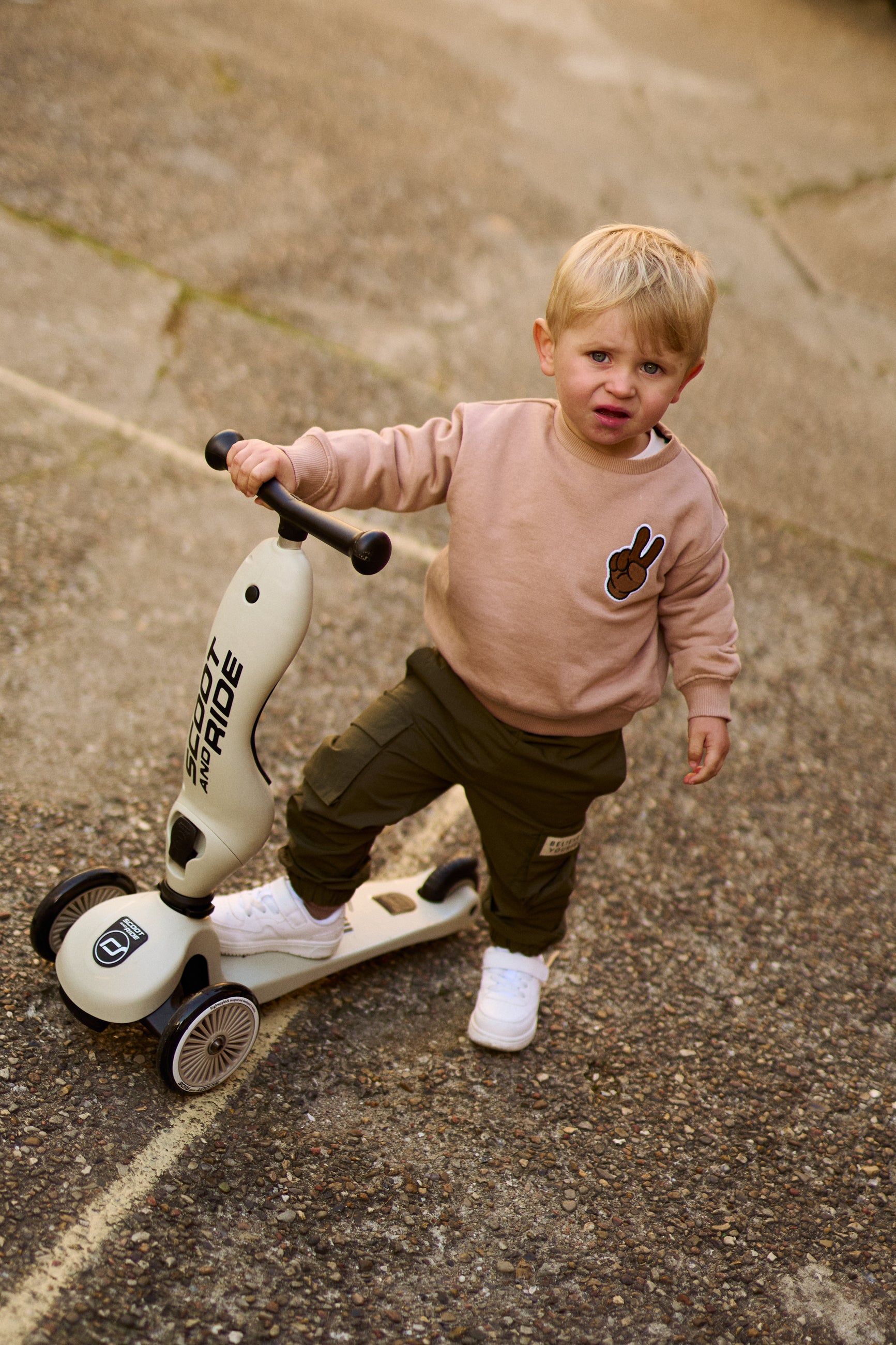 🤎 Phineas OS Sweatshirt – Humus Beige met Smiley Peace | The New Siblings