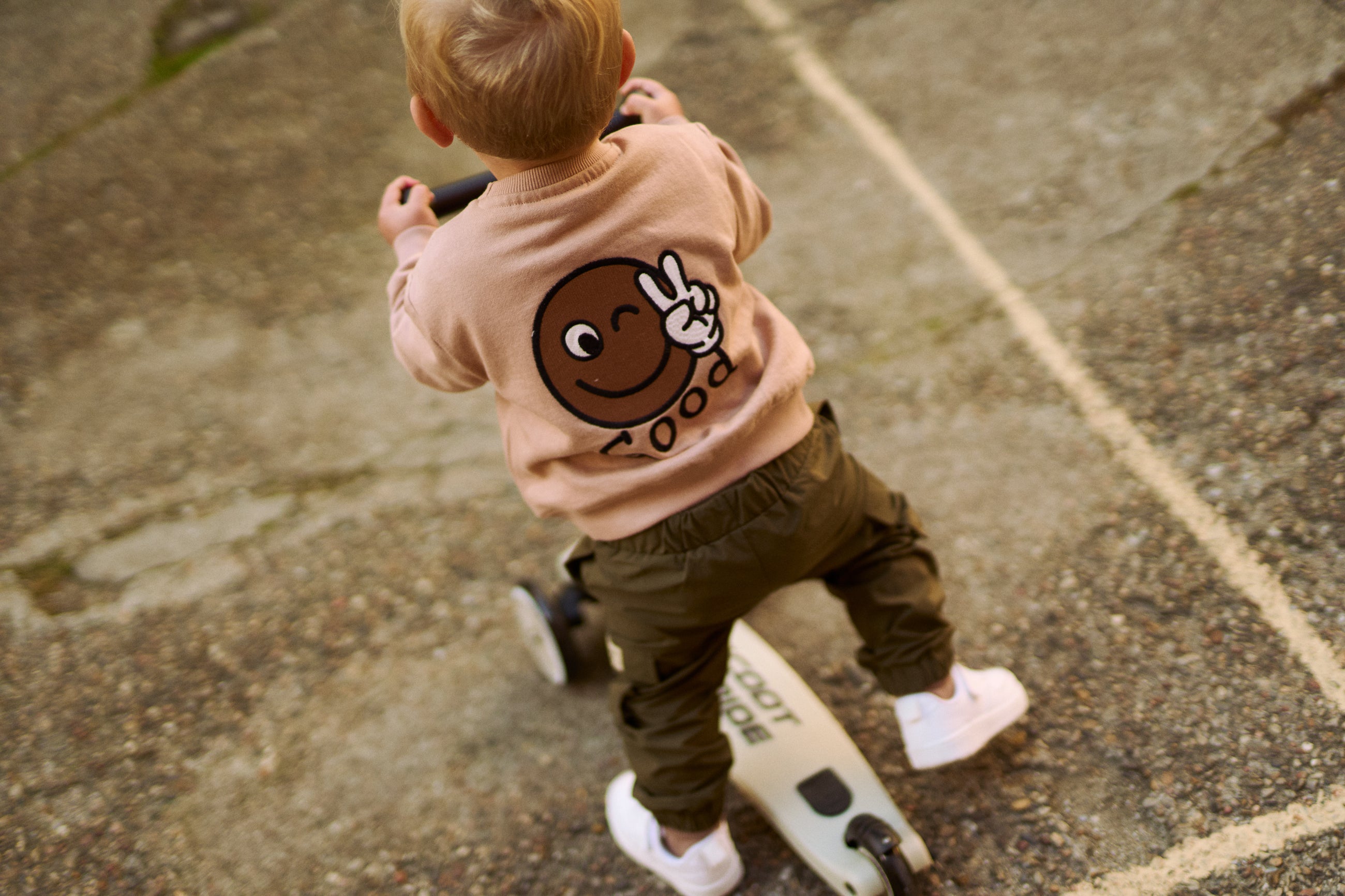 🤎 Phineas OS Sweatshirt – Humus Beige met Smiley Peace | The New Siblings