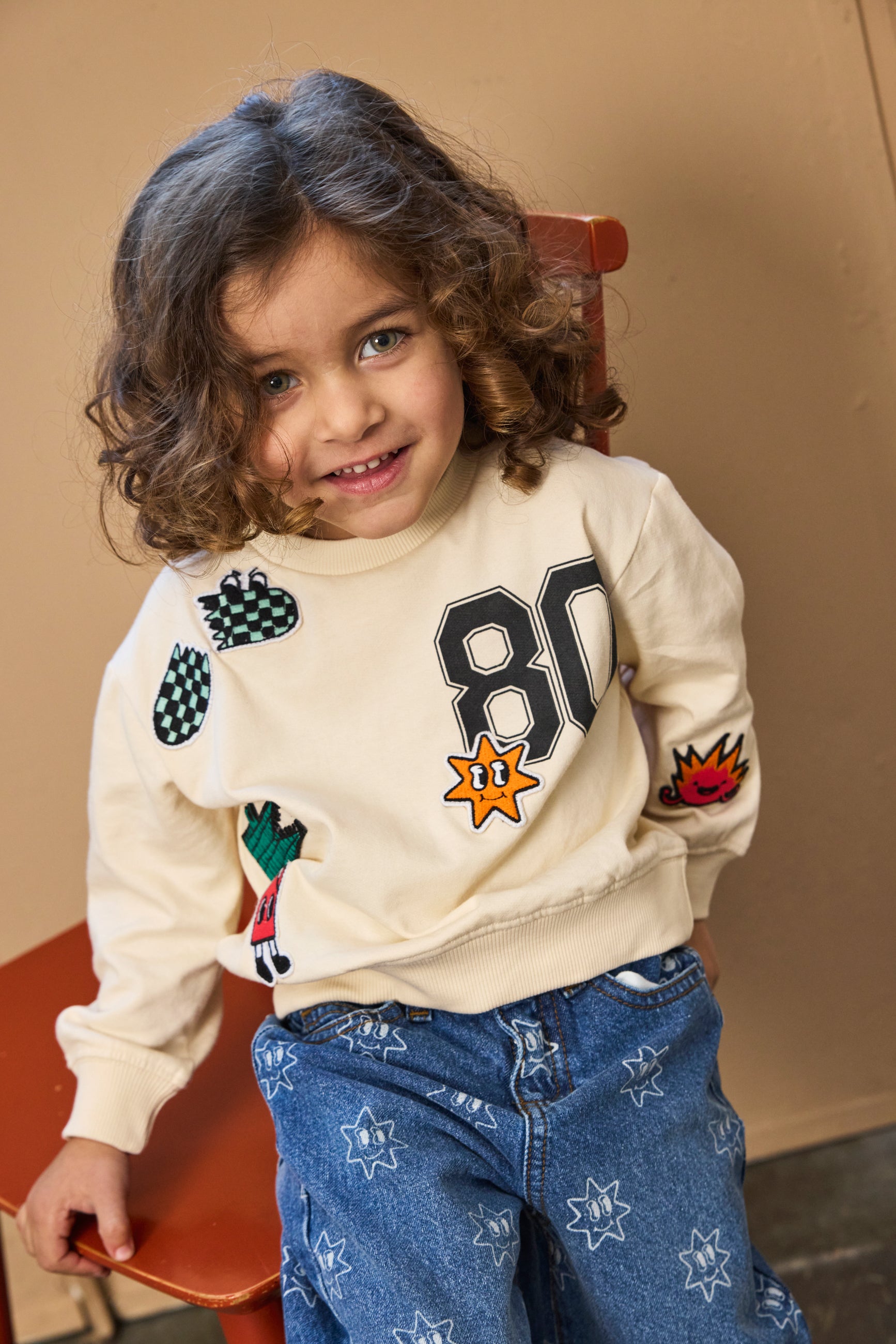 🤍 Raymond Oversized Sweatshirt – Gardenia met Coole Patches 🐊🌞